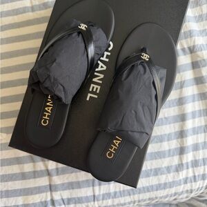 CHANEL Black Leather CC Logo Thong Sandals